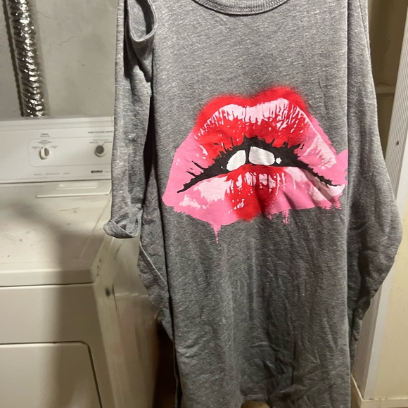 Torrid grey cold shoulder lips tee. Size 2. Nwt. - Picture 8 of 8